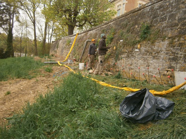 Injection de résine expansive dans le sol sous fondation du château Beauregard