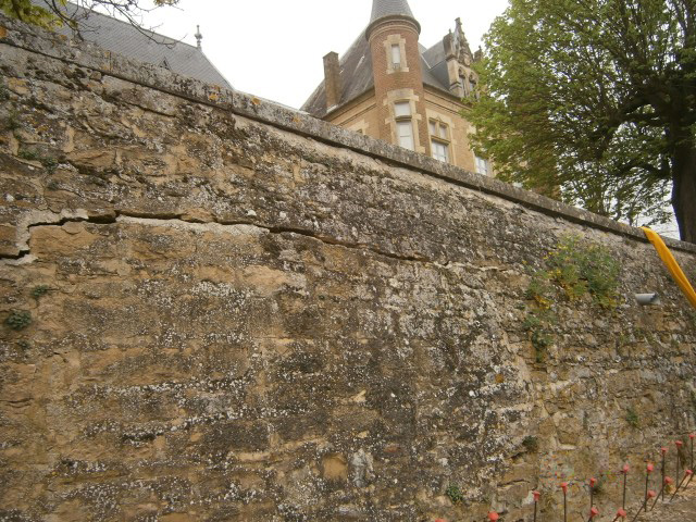 Fissure horizontale sur un mur de soutènement au château Beauregard