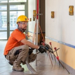Photo d'un technicien uretek injectant de la résine dans le sol