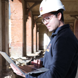 Ingénieur URETEK lors d'une intervention dans un château