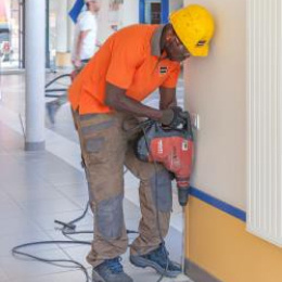 percements dans le sol par un technicien uretek
