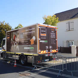 Photo d'un camion uretek stationné devant une maison
