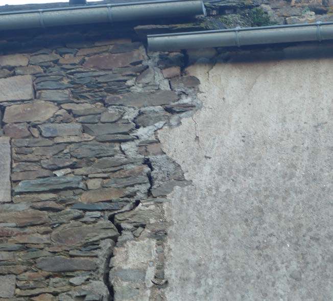 photo d'un mur fissuré verticalement