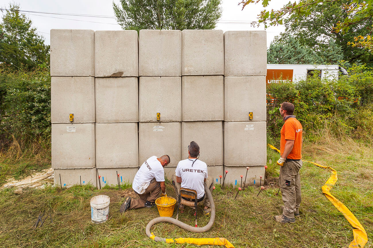 Intervention des techniciens uretek sur un mur de soutènement