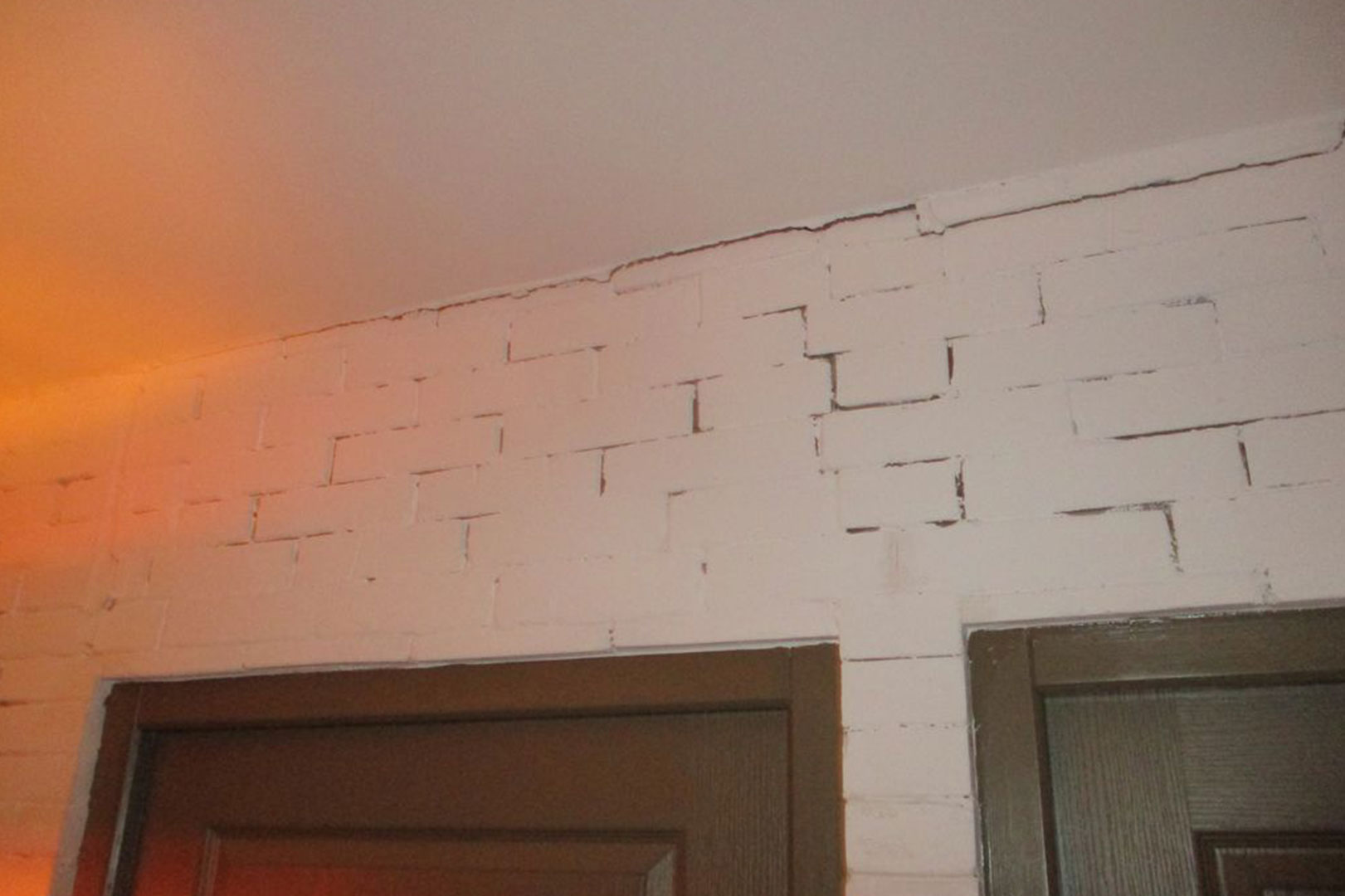 Fissures sur maçonneries d'une maison après catastrophe naturelle