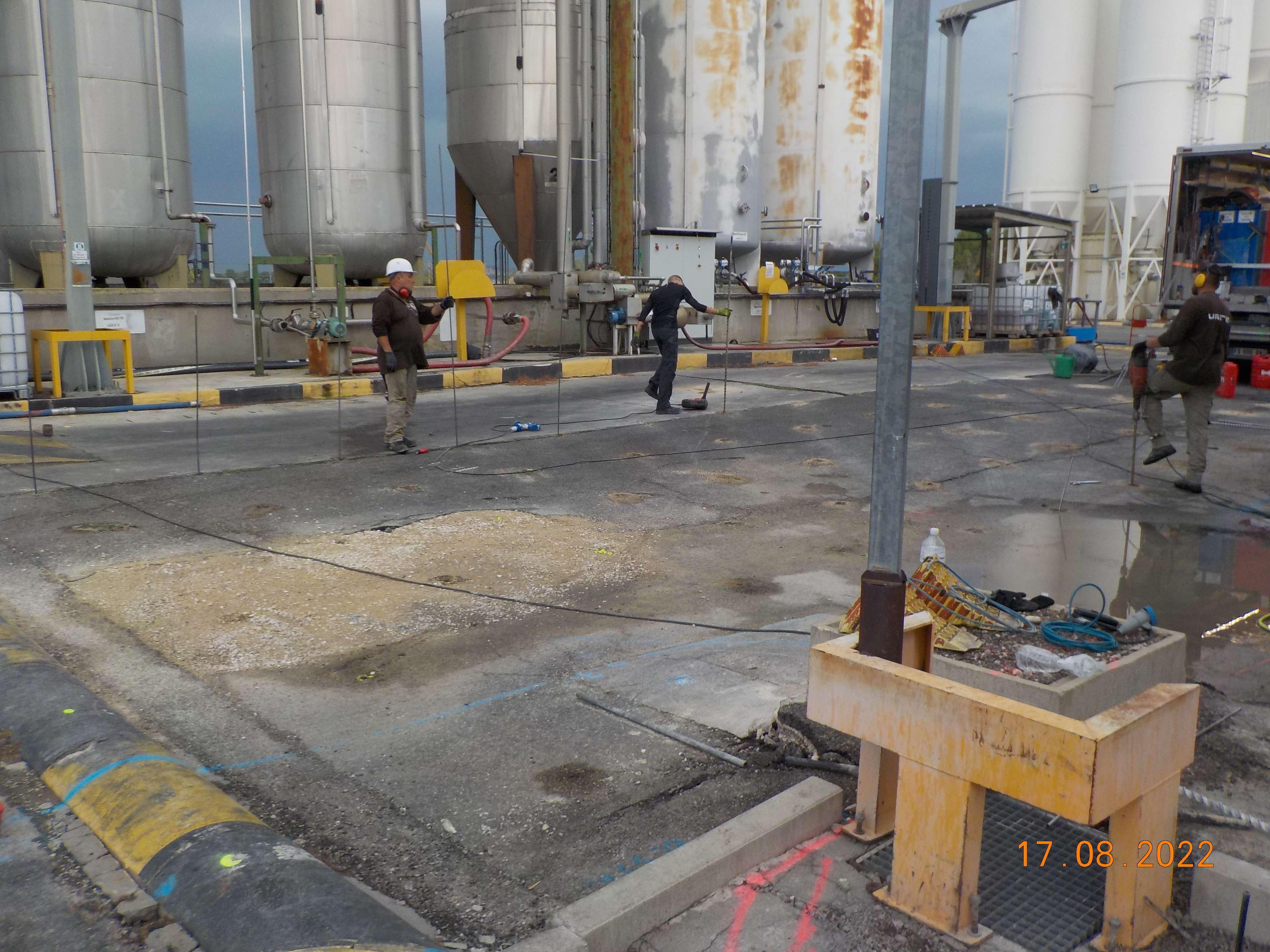 Percement de la voirie avant injections par les équipes d'Uretek