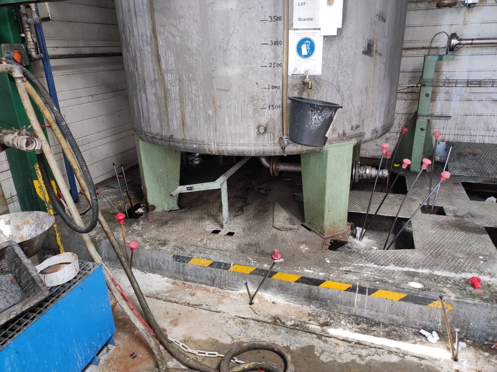 Percements dans les sols dans le bâtiment industriel pour consolider