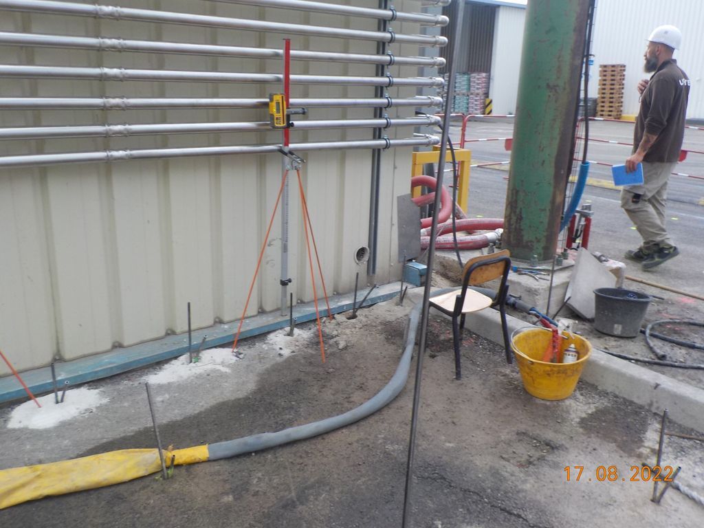 Installation du niveau laser pour contrôler l'intervention