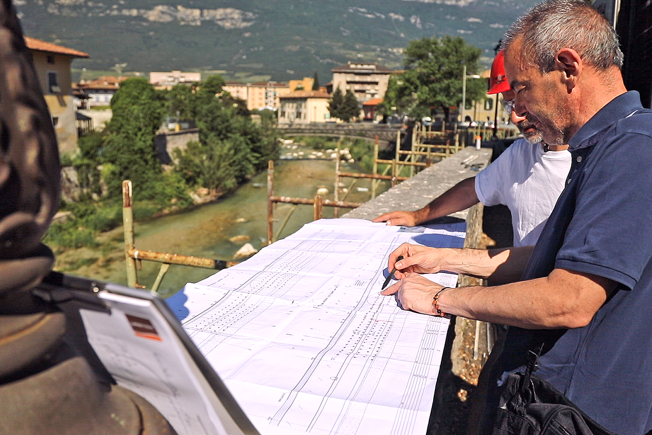 Photo d'un ingénieur et d'un ouvrier travaillant sur un projet de régénération de maçonneries