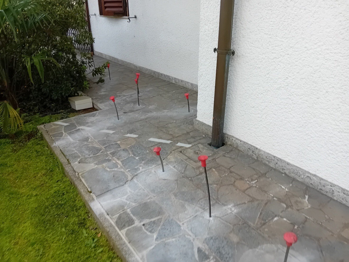 Stabilisation du trottoir périphérique à l'extérieur d'une&nbsp;villa