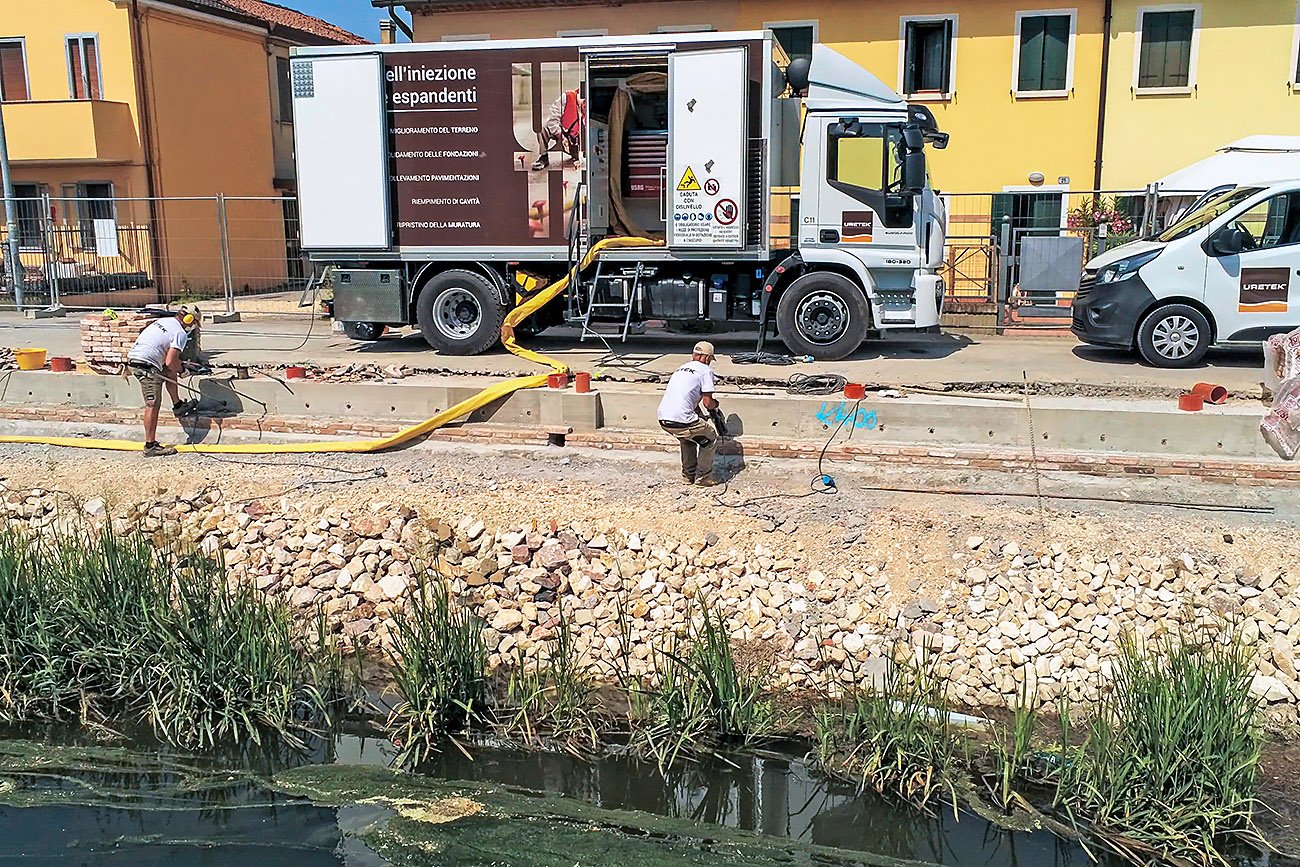 Photo d'un camion et d'une équipe de techniciens URETEK intervenant sur un quai